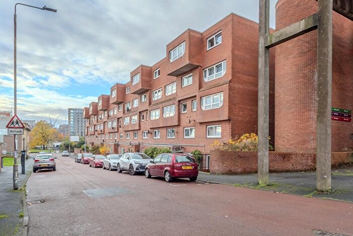 2 Bedroom Maisonette For Sale In St Peters Path, Woodside, G4