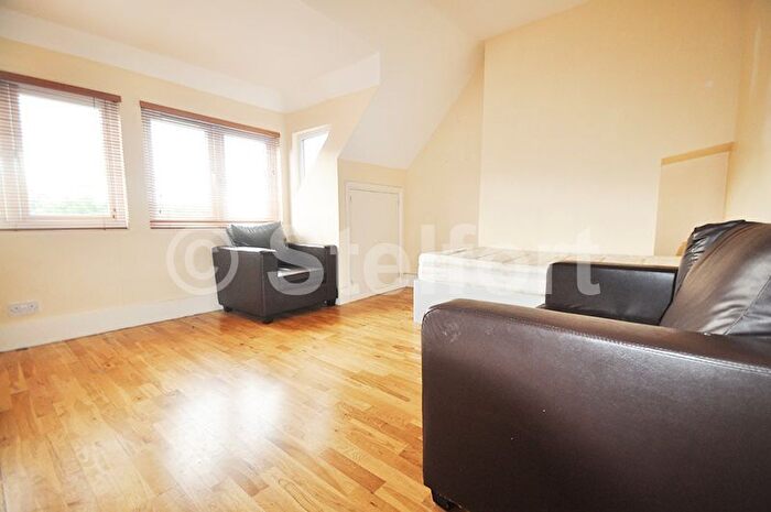 2 Bedroom Flat To Rent In The Ridgeway, London, NW11