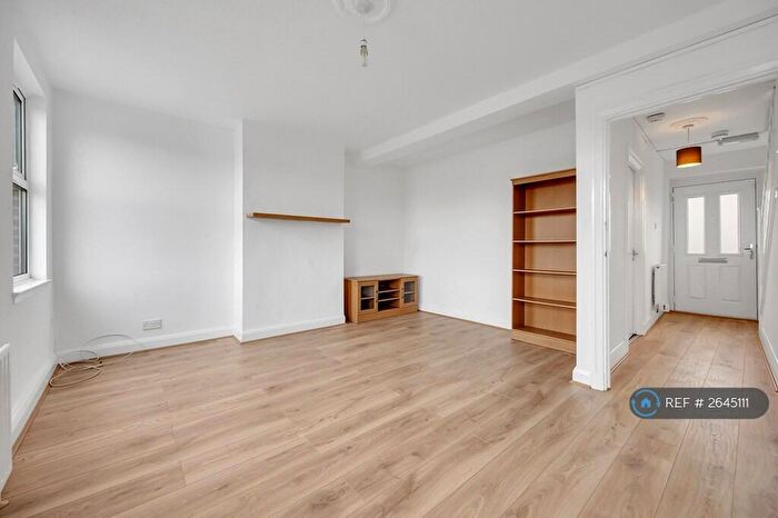 3 Bedroom Flat To Rent In Clockhouse Lane, Romford, RM5