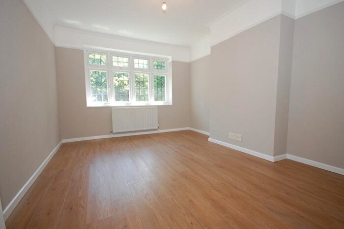 3 Bedroom Maisonette For Sale In The Knoll, Beckenham, BR3