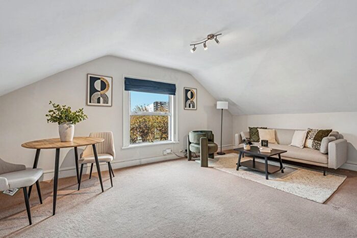 1 Bedroom Flat For Sale In St Stephens Avenue, Shepherd's Bush, London, W12