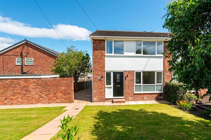 4 Bedroom End Of Terrace House For Sale In King Lane, Alwoodley, LS17