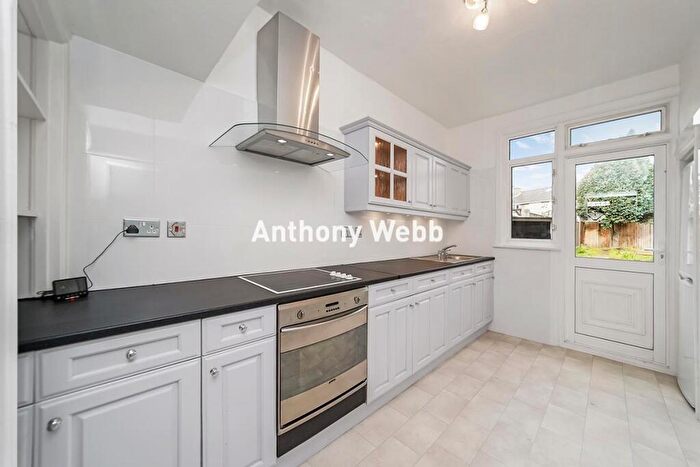 3 Bedroom Terraced House For Sale In North Circular Road, Palmers Green, N13