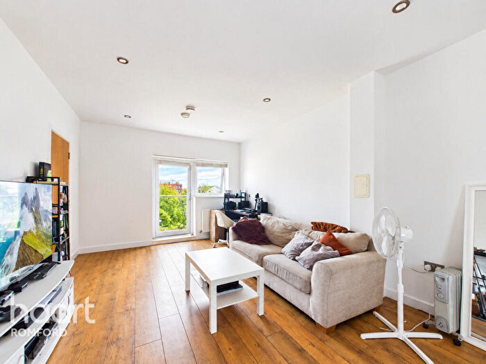 3 Bedroom Apartment For Sale In Bournebrook Grove, Romford, RM7