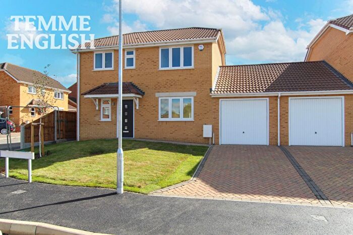3 Bedroom Link Detached House For Sale In Creeksea Crescent, Wickford, SS12