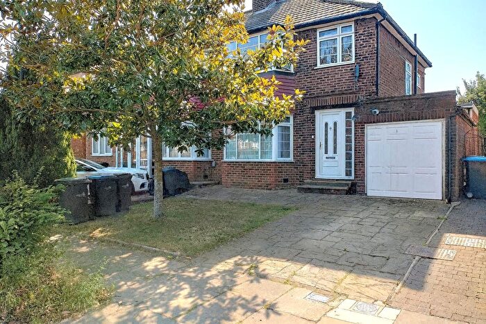 3 Bedroom End Of Terrace House To Rent In Clifton Gardens, Enfield, EN2