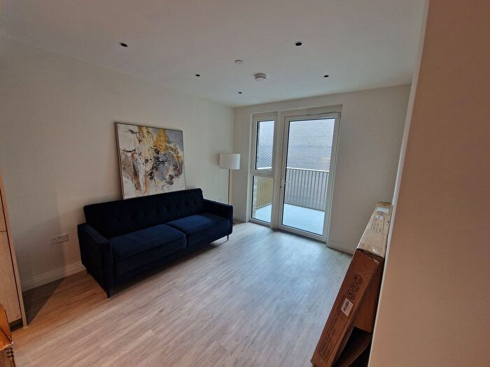 Studio To Rent In Gasholder Place, London, SE11