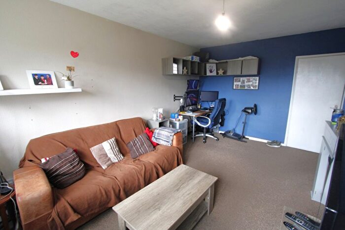 2 Bedroom Flat For Sale In Heatherfield, Bolton, BL1