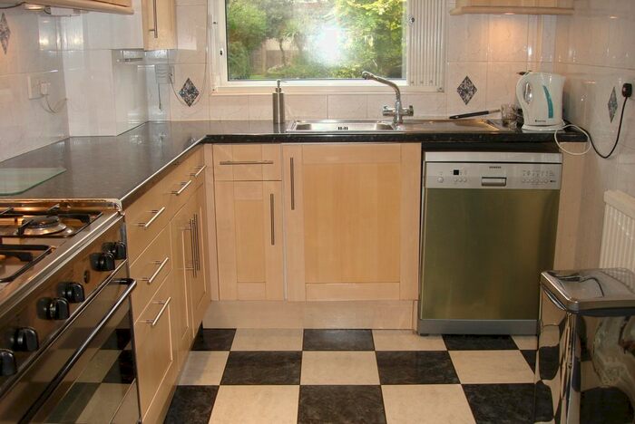 4 Bedroom Semi-Detached House To Rent In Carolina Road, - Norbury/Thornton Heath, CR7