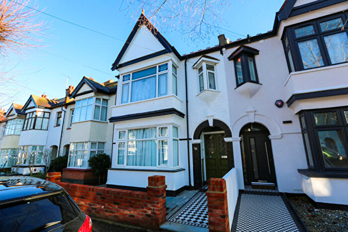 2 Bedroom Flat For Sale In Leighton Avenue, Leigh-on-sea, SS9