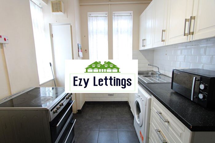 2 Bedroom Flat To Rent In Albert Carr Gardens, London, SW16