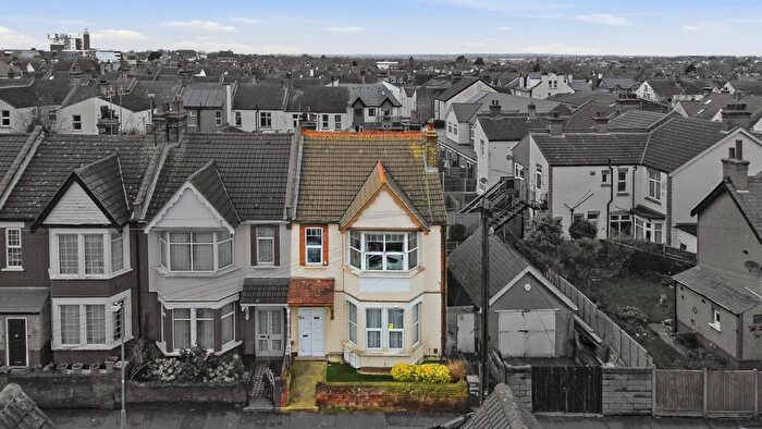 2 Bedroom Flat For Sale In Ramuz Drive, Westcliff-on-sea, Southend-on-sea, SS0