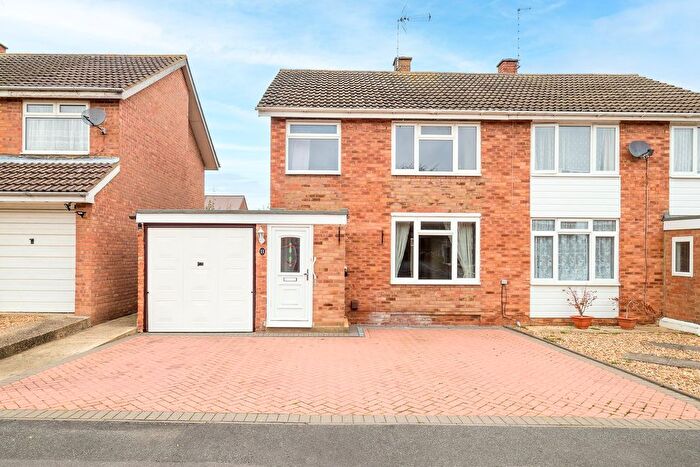3 Bedroom Semi Detached House For Sale In Bramber Close, Bletchley, Milton Keynes, MK3
