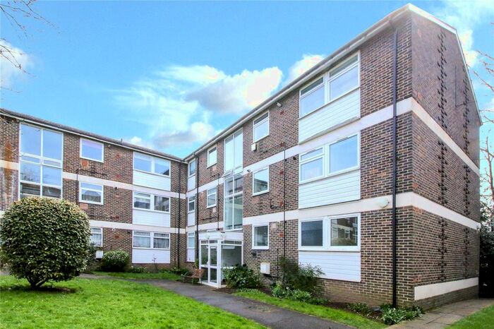2 Bedroom Flat To Rent In Pine Lodge, Tonbridge Road, Maidstone, Kent, ME16