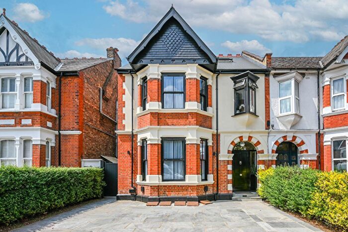 2 Bedroom Flat To Rent In Twyford Avenue, Ealing, London, W3