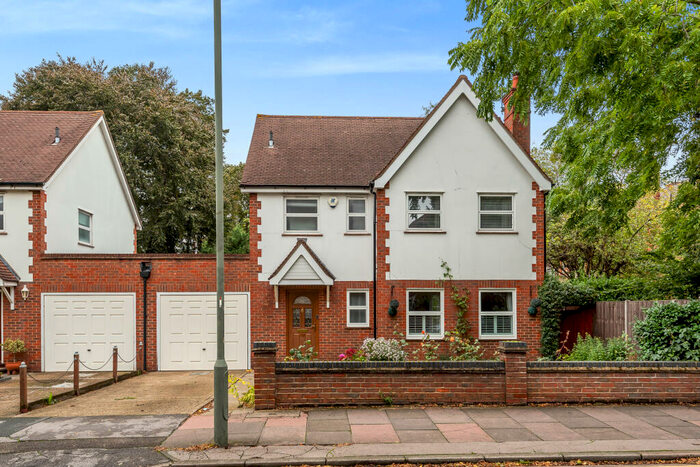 4 Bedroom House To Rent In Queen Anne Avenue, Bromley, BR2