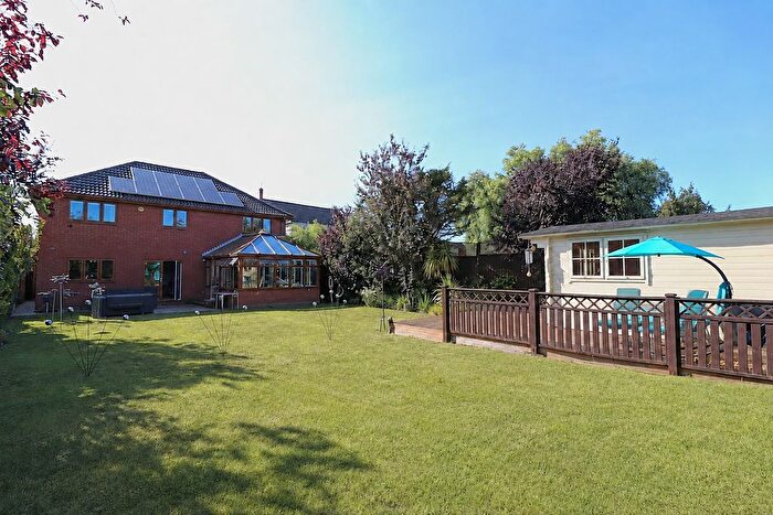 4 Bedroom Detached House For Sale In Kents Hill Road, Benfleet, SS7