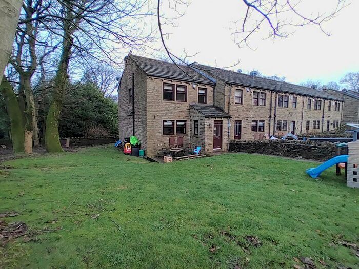 3 Bedroom Town House To Rent In Wellfield Gardens, Queensbury, Bradford, BD13