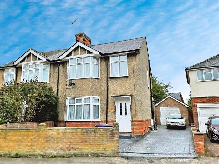 3 Bedroom Semi-Detached House To Rent In Brampton Park Road, Hitchin, SG5