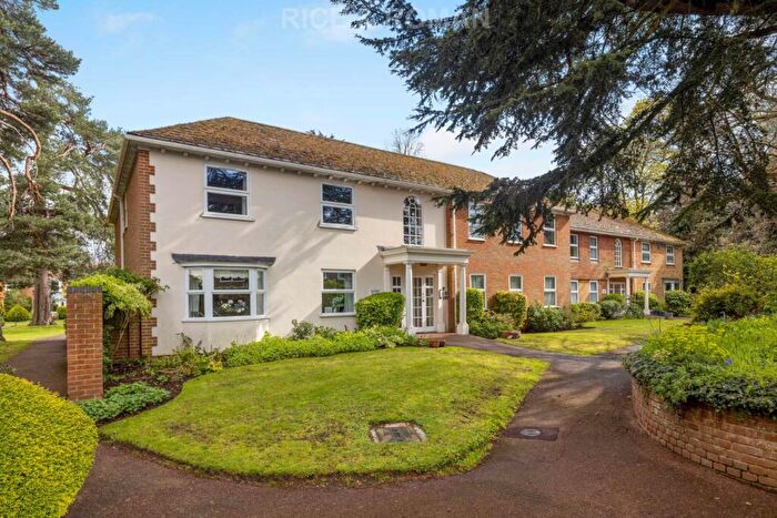 2 Bedroom Apartment For Sale In Fairlawn, Weybridge, KT13