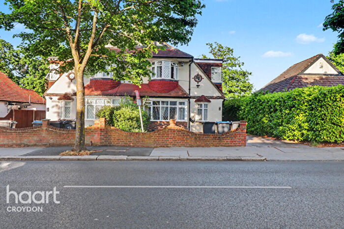 4 Bedroom Semi-Detached House For Sale In Bridle Road, Croydon, CR0