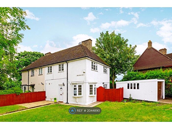 3 Bedroom Semi-Detached House To Rent In Red Post Hill, London, SE24