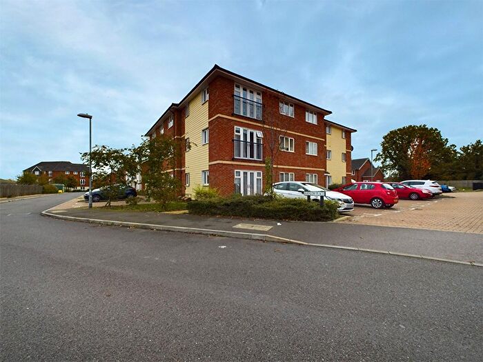 2 Bedroom Flat For Sale In Henlow Place, Farnborough, Hampshire, GU14