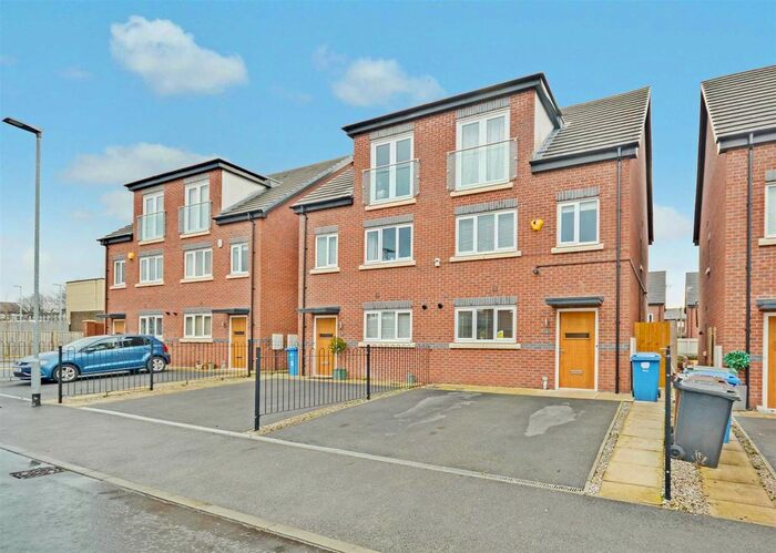 4 Bedroom Semi-Detached House To Rent In Brookmoor Road, Prestwich, Manchester M25