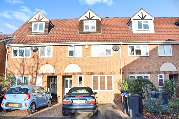 4 Bedroom House For Sale In Heathfield Drive, Mitcham, CR4