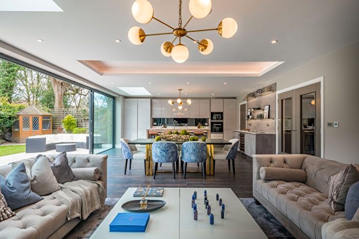 5 Bedroom Detached House To Rent In Fairgreen East, Barnet, EN4