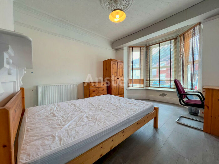 6 Bedroom Semi-Detached House To Rent In Cedar Road, Southampton, SO14