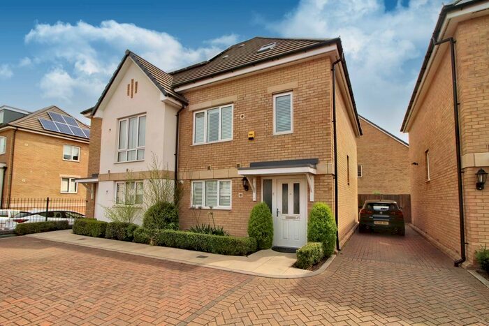 4 Bedroom Semi-Detached House To Rent In Drapers Road, Enfield, Middlesex, EN2