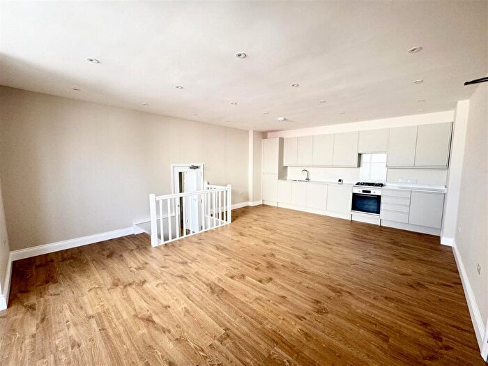 3 Bedroom Apartment To Rent In Palmerston Road, Bowes Park, N22