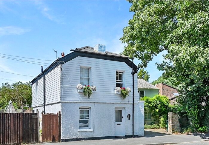 2 Bedroom Flat For Sale In French Street, Sunbury-On-Thames, TW16