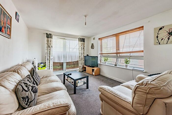 2 Bedroom Flat For Sale In Five Acres, Crawley, RH10