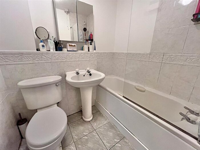 1 Bedroom Flat For Sale In Grove Avenue, Wilmslow, SK9