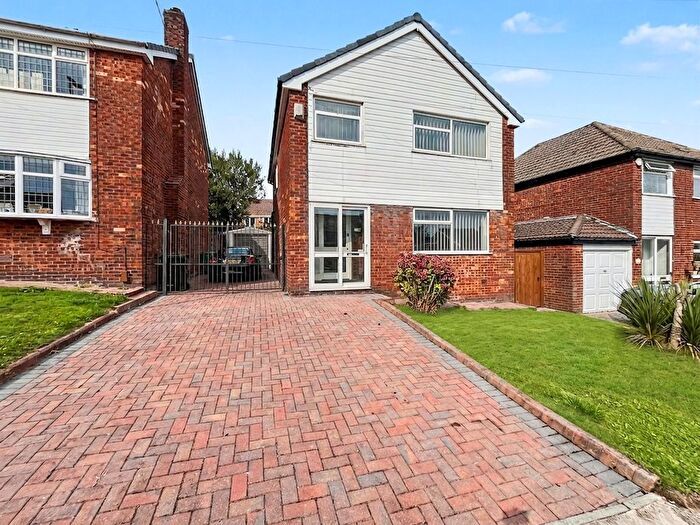 3 Bedroom Detached House For Sale In Sunny Bank Road, Bury, BL9