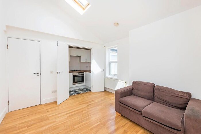 Apartment To Rent In Ravenscroft Avenue, London, NW11