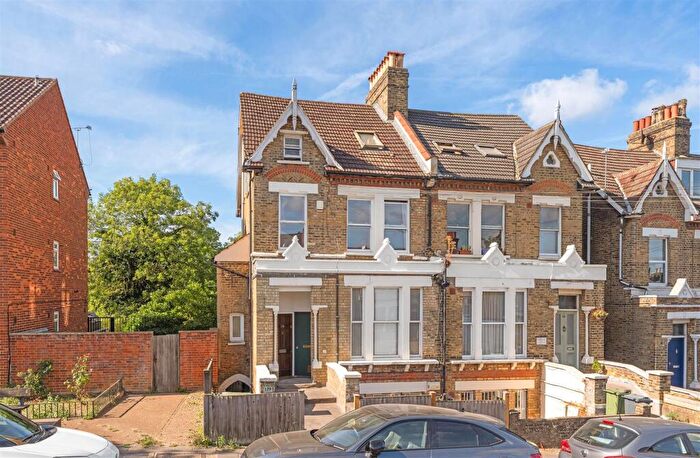 2 Bedroom Flat For Sale In Auckland Hill, West Norwood, SE27