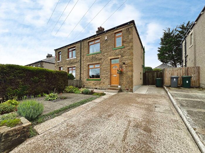 3 Bedroom Semi-detached House For Sale In Blakehill Avenue, Bradford, BD2