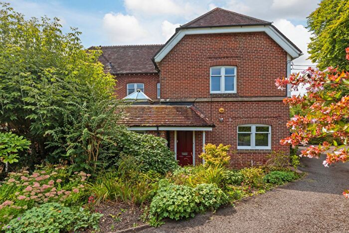 2 Bedroom Semi-Detached House To Rent In Shawford, Winchester, SO21