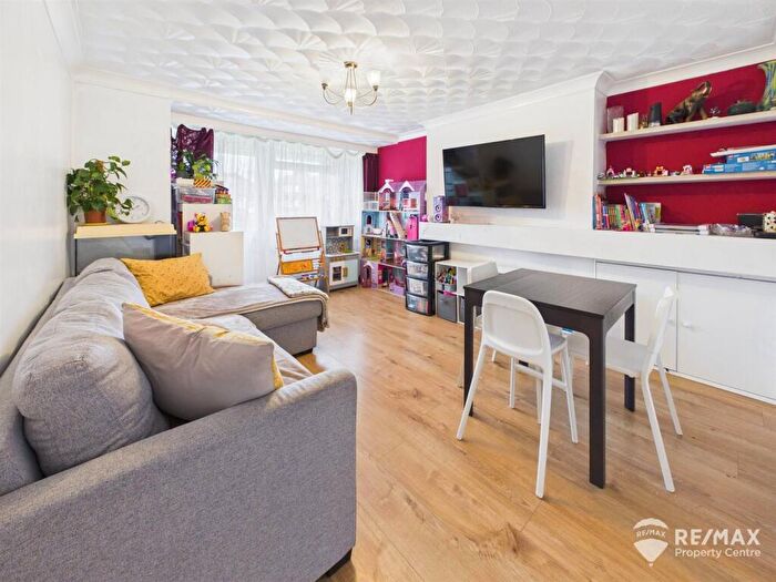 2 Bedroom Flat For Sale In Parkeston Road, Dovercourt, Harwich, CO12