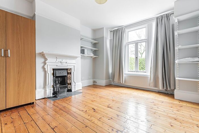2 Bedroom Flat To Rent In Dornton Road, Balham, London, SW12