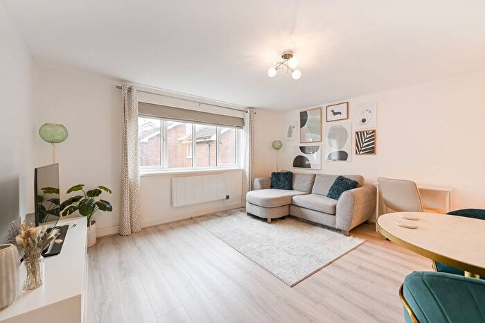 1 Bedroom Flat For Sale In Myrna Close, Colliers Wood, London, SW19