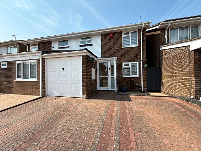 3 Bedroom Semi-Detached House For Sale In Campian Close, Dunstable, LU6