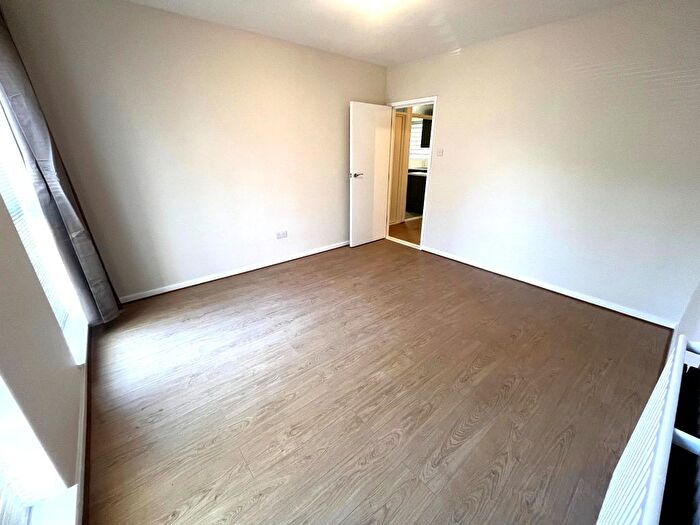 1 Bedroom Flat To Rent In Roundhedge Way, Enfield, EN2