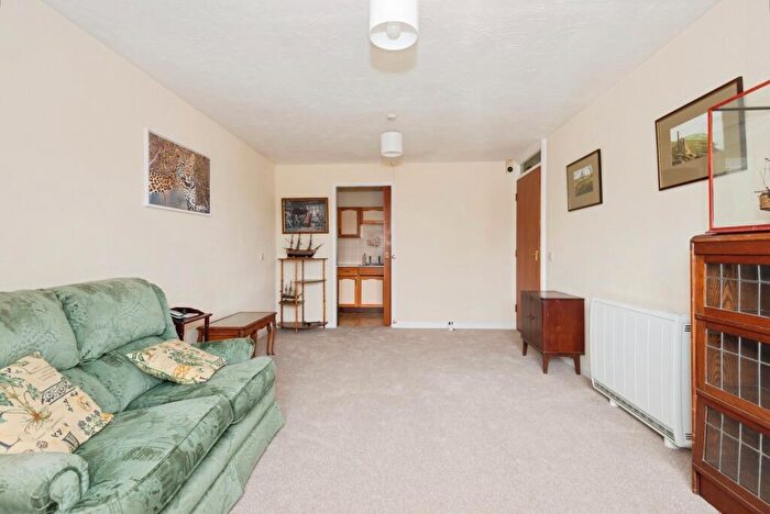 1 Bedroom Flat For Sale In Holly Court, Belmont Road, Leatherhead, Surrey, KT22