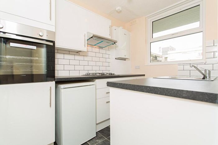 Flat To Rent In Shepton Court, SW11