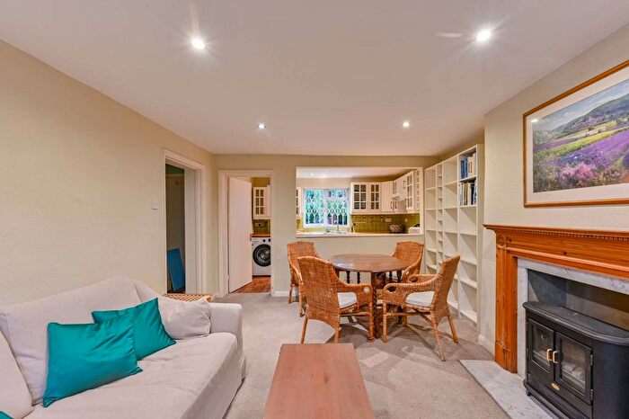 2 Bedroom Flat To Rent In Lansdowne Gardens, Vauxhall, London, SW8