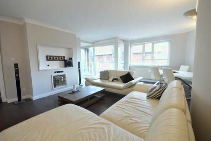 2 Bedroom Flat To Rent In High Street, Purley, Surrey, CR8